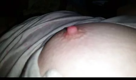 Plantureuse fille des vidéos porno français faisant l'ioning et son mari est excité RM