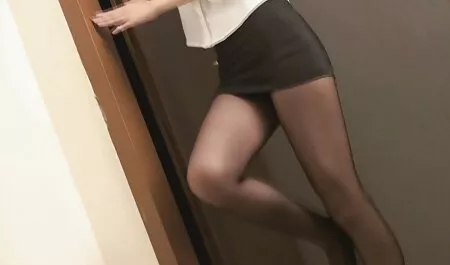 Un mec plus âgé x français porno baise une jeune poussin amateur sur le lit