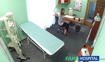 Une autre magnifique film porno amateur français poussin aux cheveux noirs caresse la bite